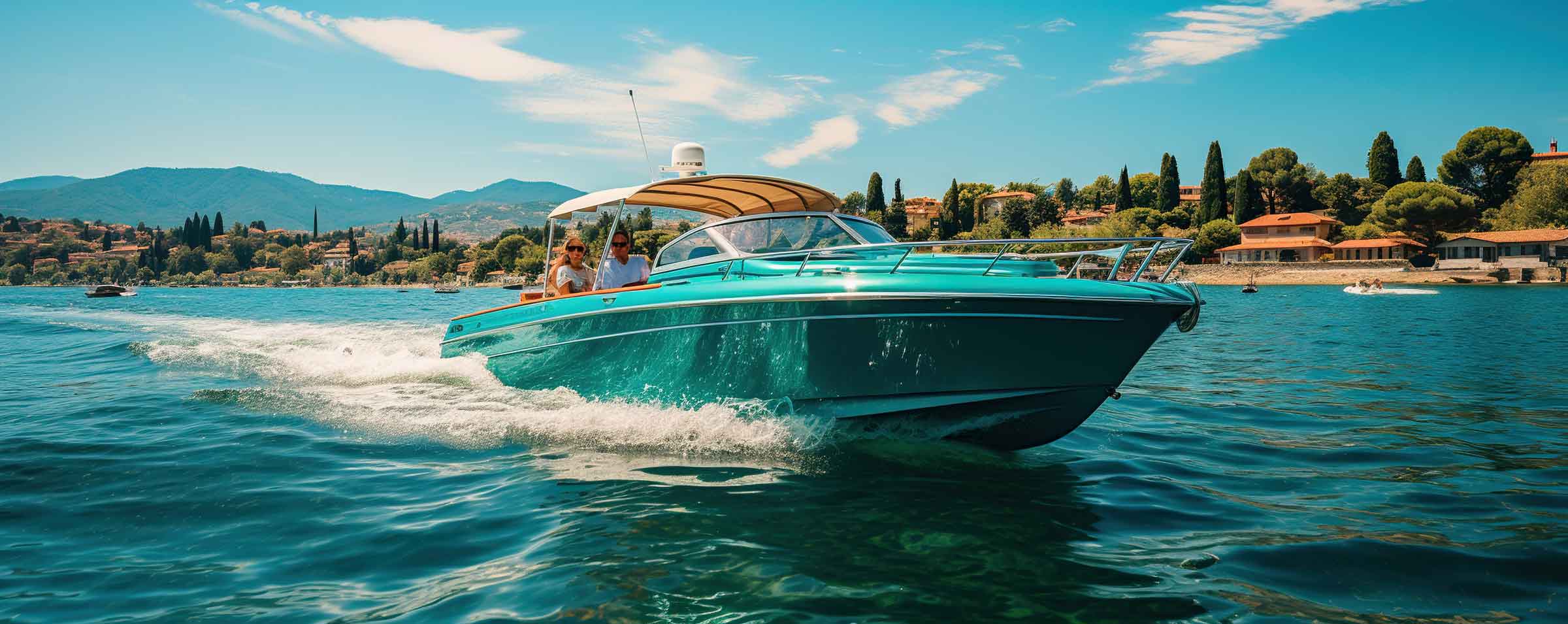 Bateau à moteur naviguant sous ciel bleu